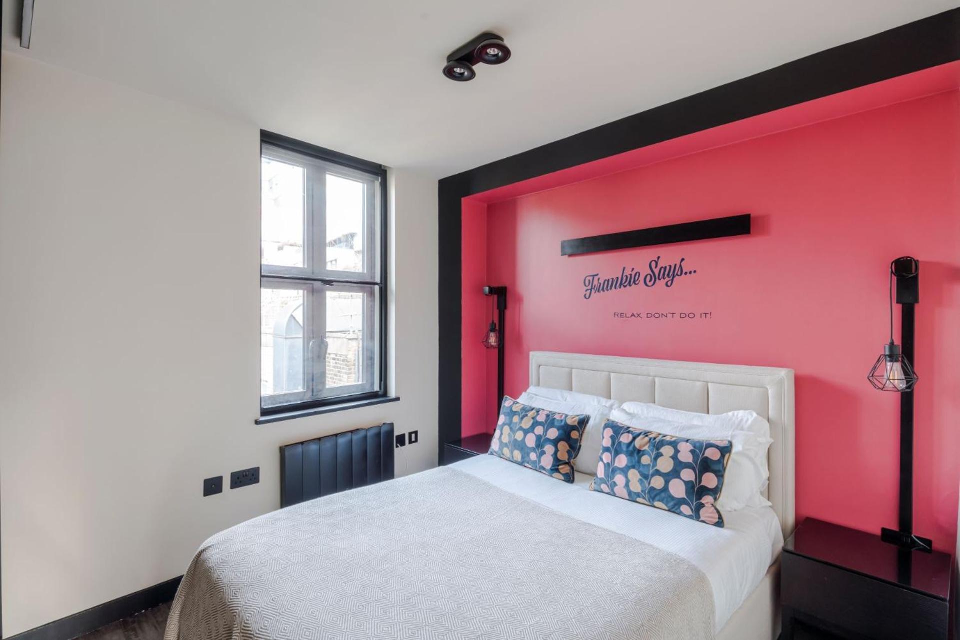 The Influencer - Soho - By Frankie Says Apartament